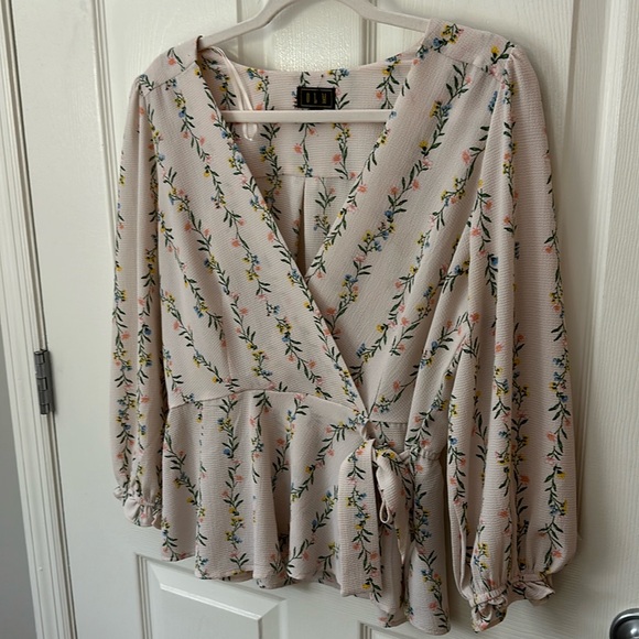 SOLD 💚 OLM Light Pink Floral Wrap Flattering Peplum Top L - Picture 4 of 11